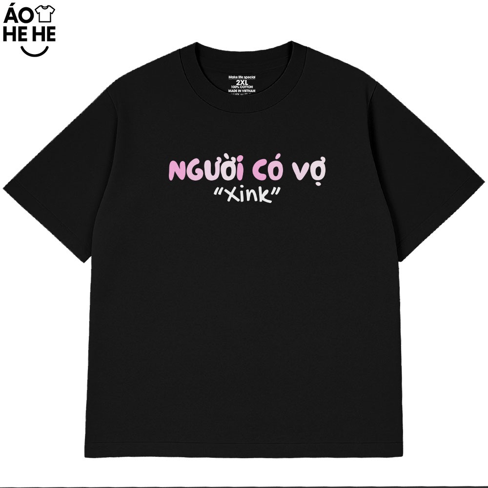 Áo Thun In Chữ Hài Hước Người Có Vợ Xink Câu Nói Text Vợ Chồng Form Rộng Cotton 230gsm In Theo Yêu Cầu