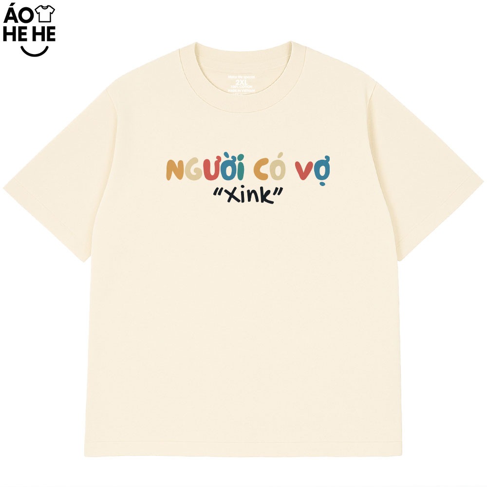 Áo Thun In Chữ Hài Hước Người Có Vợ Xink Câu Nói Text Vợ Chồng Form Rộng Cotton 230gsm In Theo Yêu Cầu