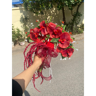 Bó hoa cưới cầm tay cô dâu, ăn hỏi quạt hoa Lan đỏ kèm nơ hạt trai
