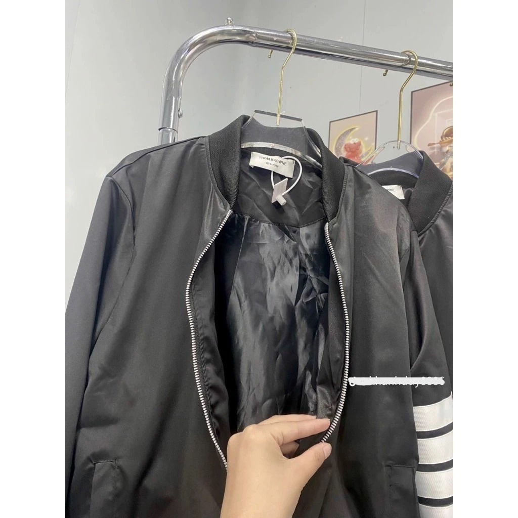 Áo khoác Bomber Thome Thêu 4 vạch Chất liệu gió 2 lớp chống gió cực bền unisex nam nữ Mẫu bomber thome Hot trend 2025