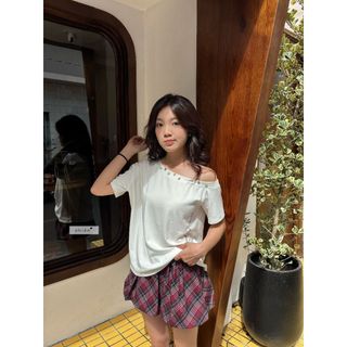 𝐀𝐪𝐮𝐚𝐥𝐨𝐨𝐦 𝐓𝐨𝐩 - Áo thun kiểu nữ lệch vai form suông rộng thiết kế in chữ nhien.official NAT00007