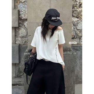 𝐀𝐪𝐮𝐚𝐥𝐨𝐨𝐦 𝐓𝐨𝐩 - Áo thun kiểu nữ lệch vai form suông rộng thiết kế in chữ nhien.official NAT00007