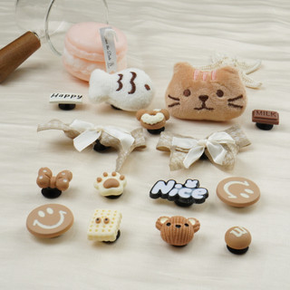 Set 14 Sticker, Charm 3D chủ đề cá mèo bông gắn Dép Sục, Cá Sấu JB-200 Mita