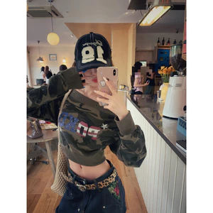 Áo Nỉ Nữ Lệch Vai Dáng Ngắn croptop – Họa Tiết Rằn Ri Cá Tính Thu Đông