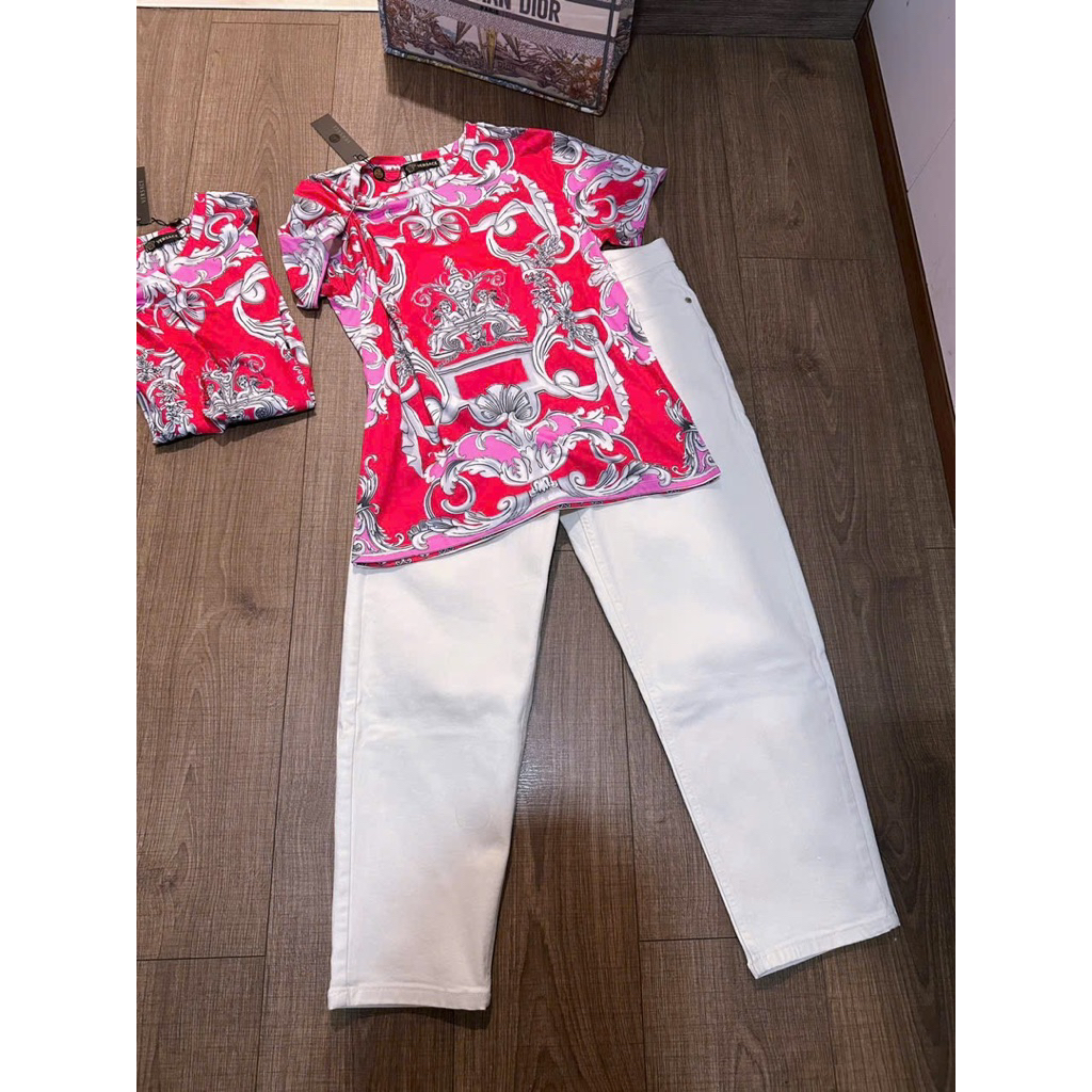 set áo thun loang Versace quần jean suông