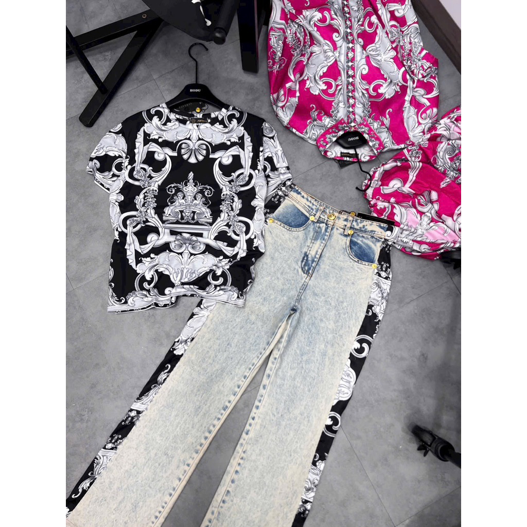 set áo thun loang Versace quần jean suông