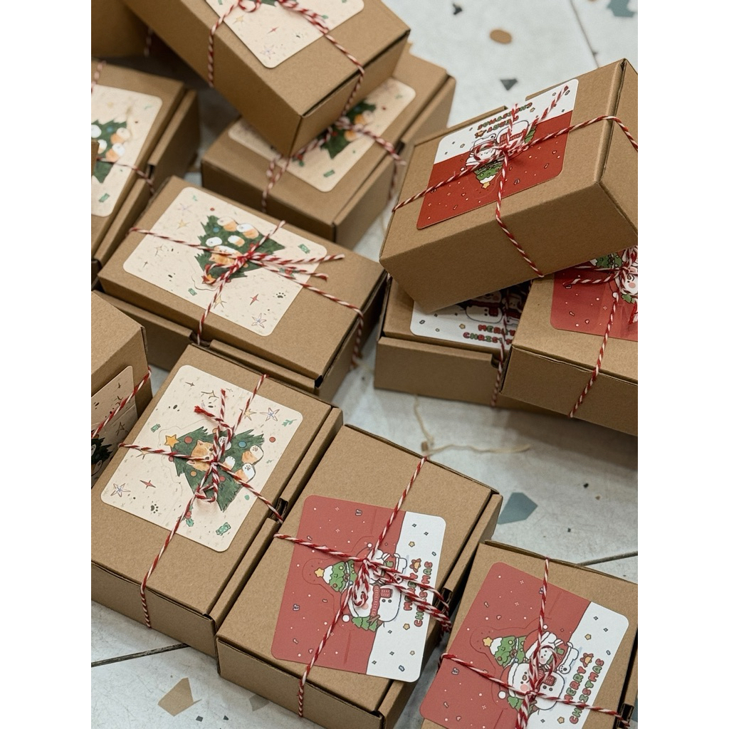[KÈM THIỆP] Set Quà Tặng Bạn Nam Sinh Nhật Móc Khoá Tất Vớ Cổ Cao Cây Thông Noel Giáng Sinh Made by Haste