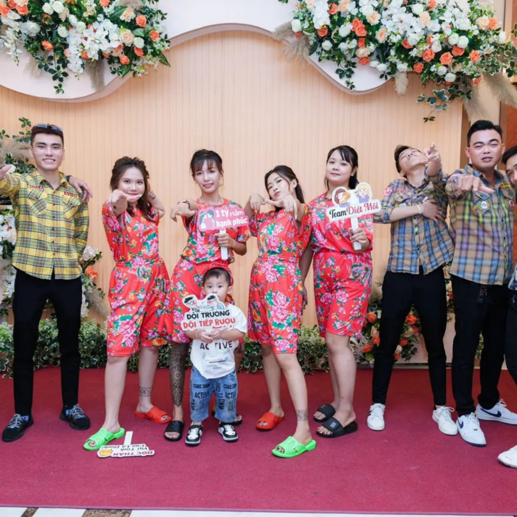 Bộ con công mặc cặp đôi nhóm nam nữ vải thun lạnh tay ngắn cổ tròn , Bộ chúc tết tất niên khăn trải bàn Kl1