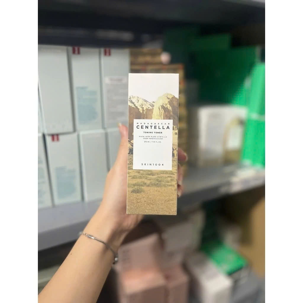 Nước hoa hồng SKIN1004 Madagascar Centella Toning Toner 210ml