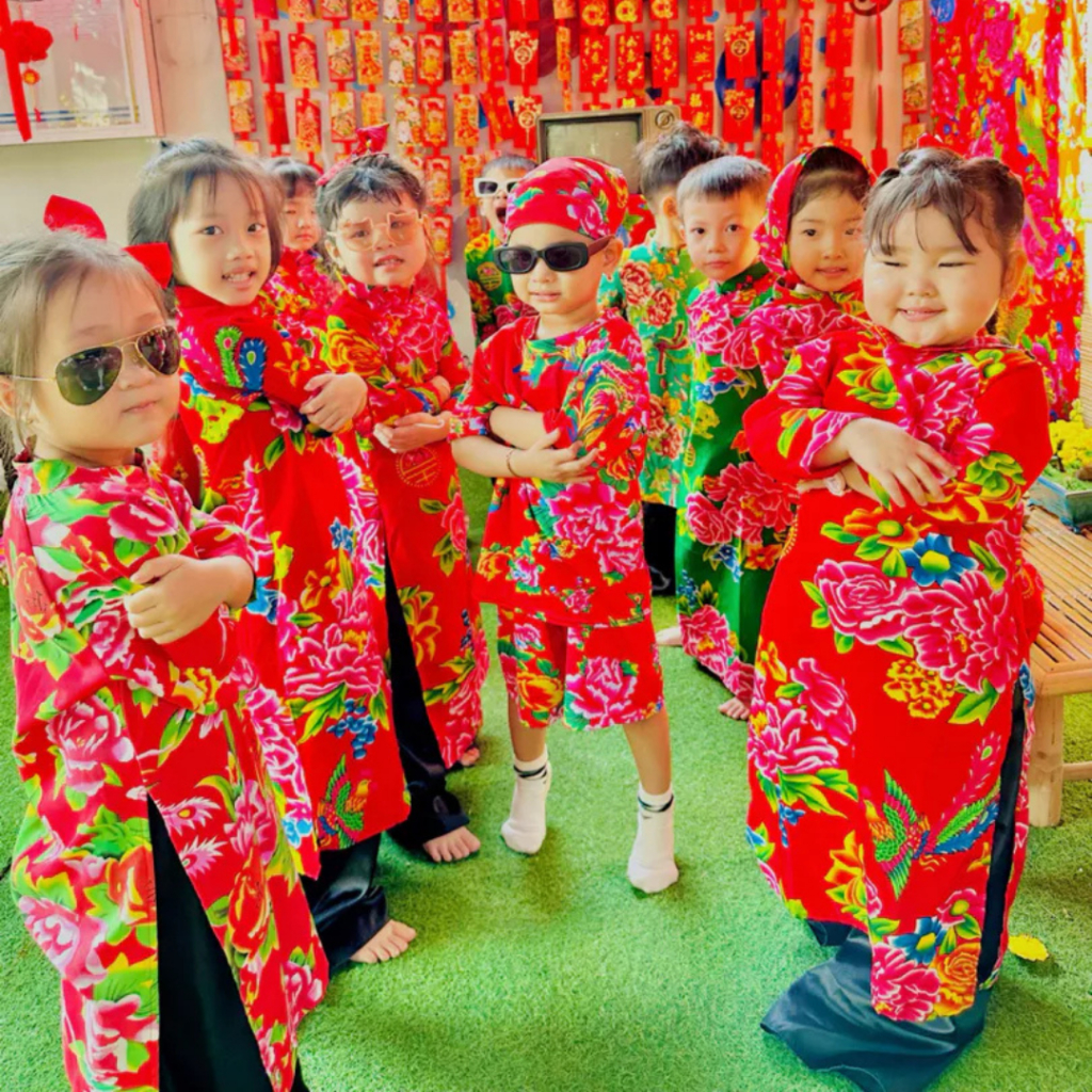 Bộ quần áo du xuân mặc tết tất niên in họa tiết hoa lá cành khăn trải bàn con công đỏ, bộ đùi lân Kl1