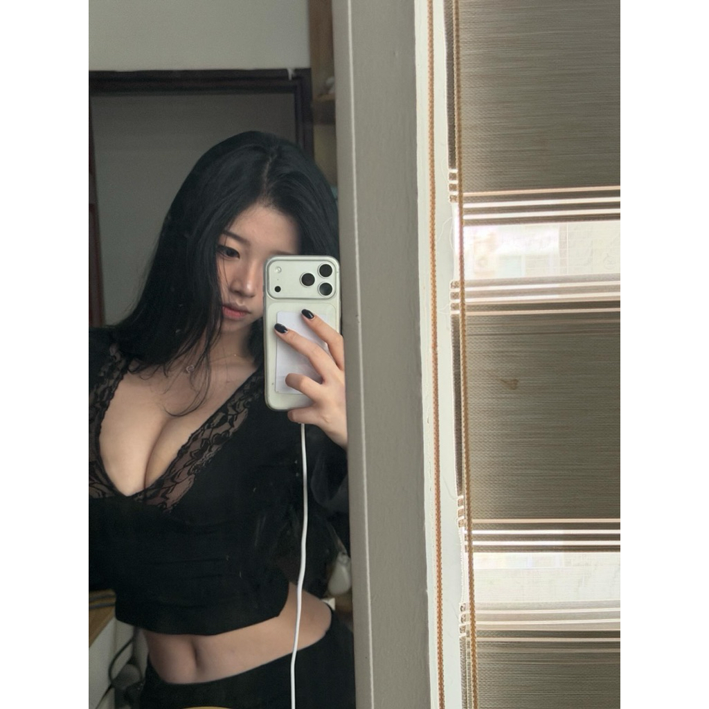 | LYN WEAR | (HOẢ TỐC) LINA TOP Áo Tay Dài Ren Cổ V gợi cảm 2 lớp dày dặn Tôn Dáng, Mặc Đi Chơi, Tiệc, Holiday