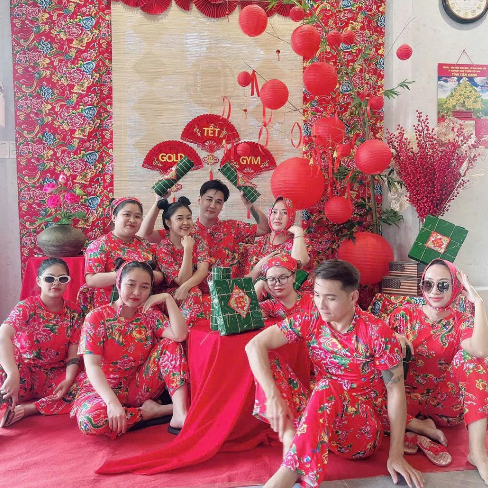 Bộ quần áo du xuân mặc tết tất niên in họa tiết hoa lá cành khăn trải bàn con công đỏ, bộ đùi lân Kl1