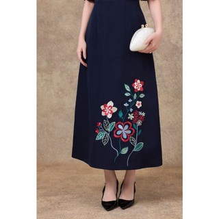 SWANLAKE | Váy Đầm Nữ Cổ Tròn Vải Lụa Dày Thêu Hoa Nhấn Eo Tay Cánh Dơi Sang Trọng Đi Tiệc D13250