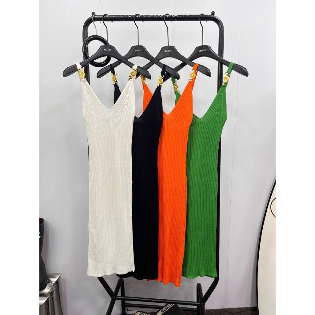 Đầm len dệt kim hai dây tag Versace kèm belt đen trắng xanh lá cam