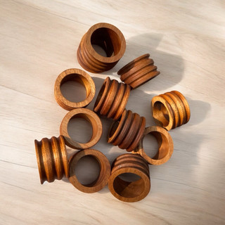 Bộ 6 vòng gỗ , nhẫn gỗ để khăn ăn nhà hàng , kích thước cao 3cm x 5cm . được làm  bằng gỗ tự nhiên