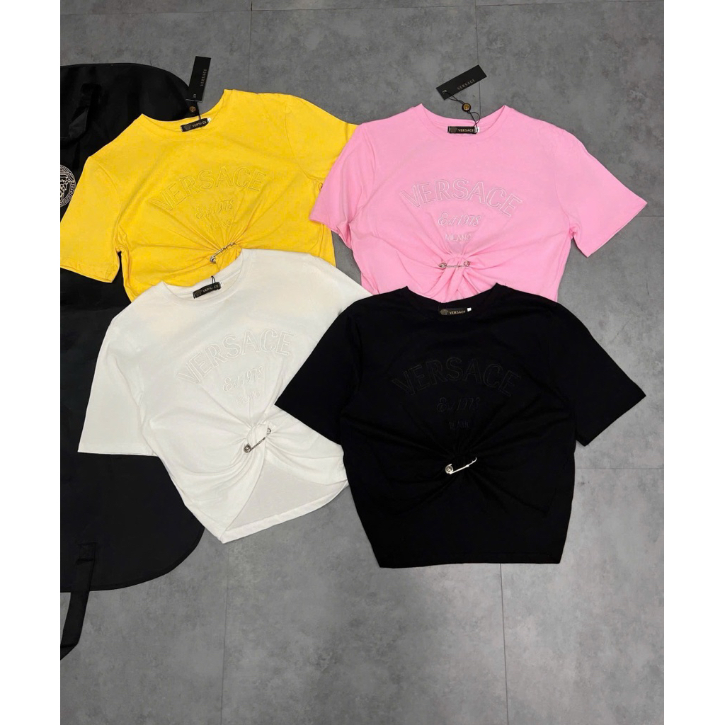 Áo thun croptop chữ Versace Godness kèm ghim băng