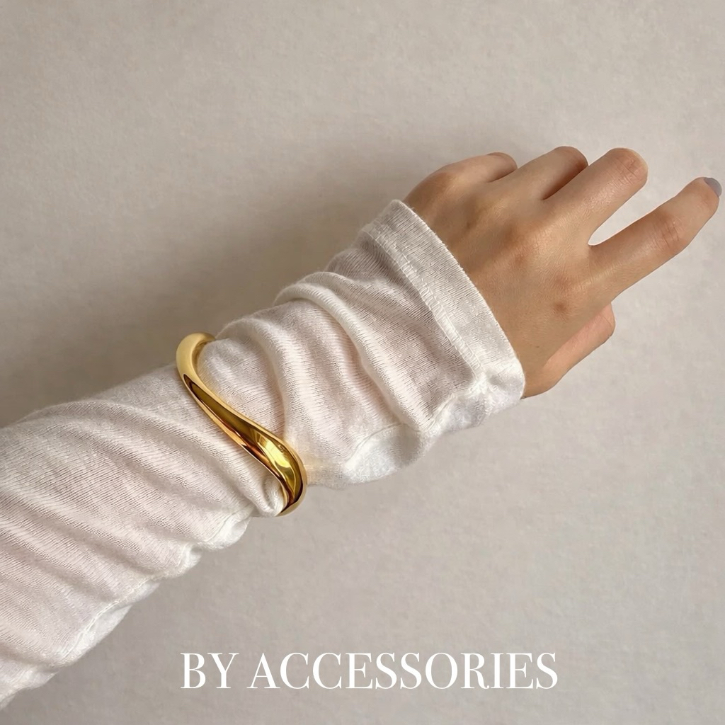 Vòng tay cuff titan trơn dáng cong uốn dợn hiện đại độc lạ mạ vàng 18K không gỉ CF28 BY ACCESSORIES