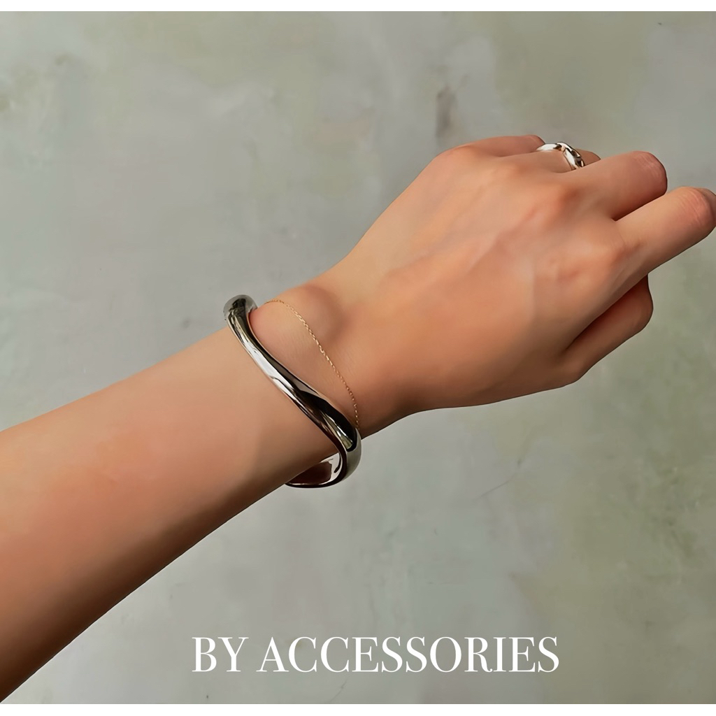 Vòng tay cuff titan trơn dáng cong uốn dợn hiện đại độc lạ mạ vàng 18K không gỉ CF28 BY ACCESSORIES