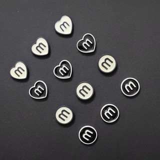 Charm/Sticker gắn dép:: Charm Chữ M Đen Trắng Cá Tính