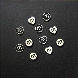 Charm/Sticker gắn dép:: Charm Chữ M Đen Trắng Cá Tính
