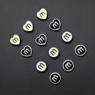 Charm/Sticker gắn dép:: Charm Chữ M Đen Trắng Cá Tính