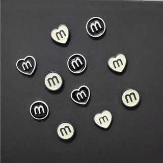 Charm/Sticker gắn dép:: Charm Chữ M Đen Trắng Cá Tính
