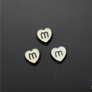 Charm/Sticker gắn dép:: Charm Chữ M Đen Trắng Cá Tính