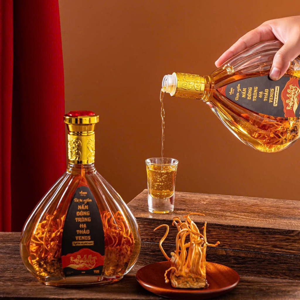 Hộp quà tặng đông trùng hạ thảo tươi ngâm rượu trong chai hình cánh sen 500ml Venus - Khỏe là đẹp