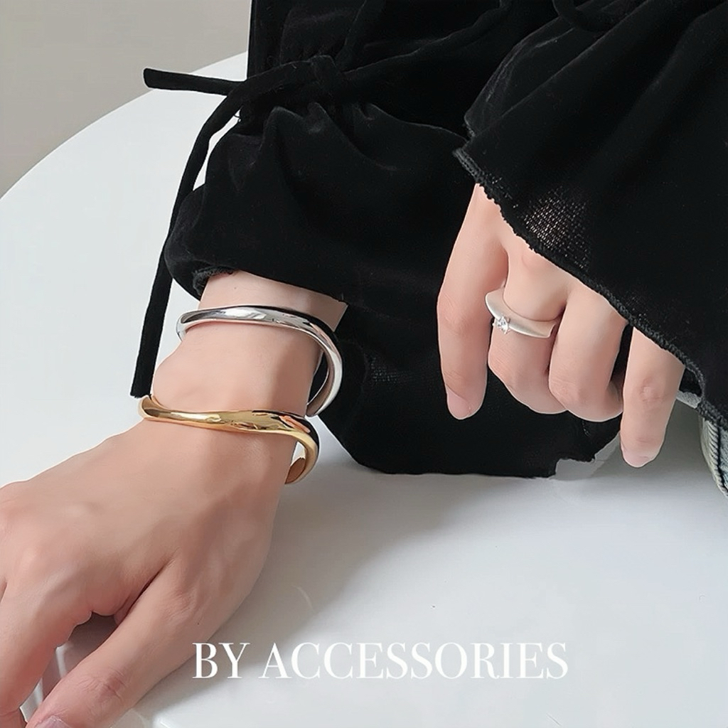 Vòng tay cuff titan trơn dáng cong uốn dợn hiện đại độc lạ mạ vàng 18K không gỉ CF28 BY ACCESSORIES
