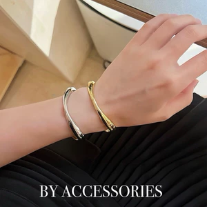 Vòng tay cuff titan trơn dáng cong uốn dợn hiện đại độc lạ mạ vàng 18K không gỉ CF28 BY ACCESSORIES