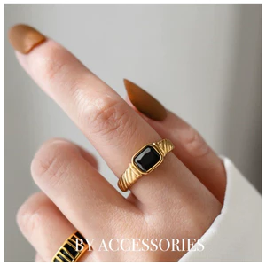 Nhẫn nam nữ unisex titan đá đen hình chữ nhật vát cạnh đa chiều mạ vàng khôn gỉ WR2539 BY ACCESSORIES