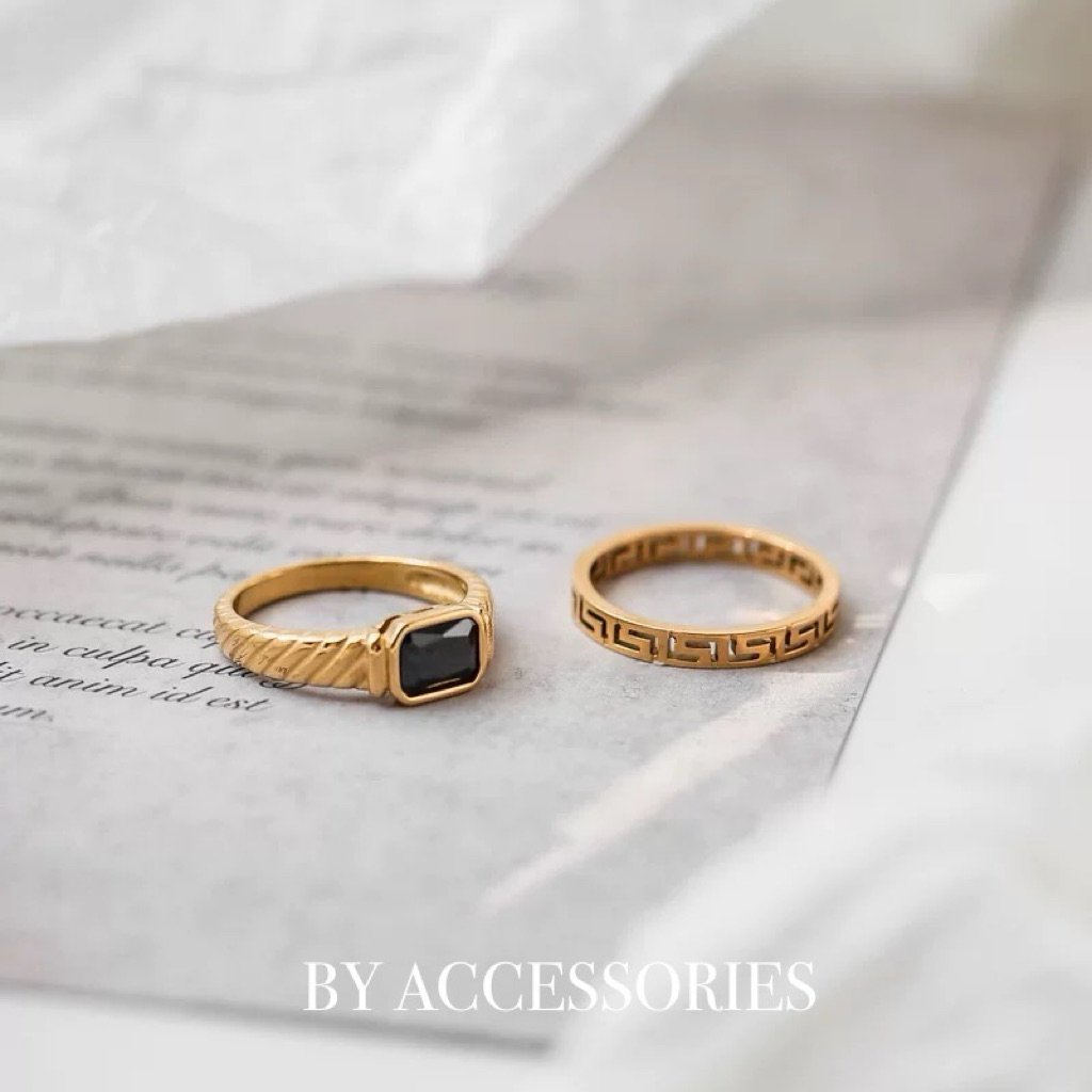 Nhẫn nam nữ unisex titan đá đen hình chữ nhật vát cạnh đa chiều mạ vàng khôn gỉ WR2539 BY ACCESSORIES