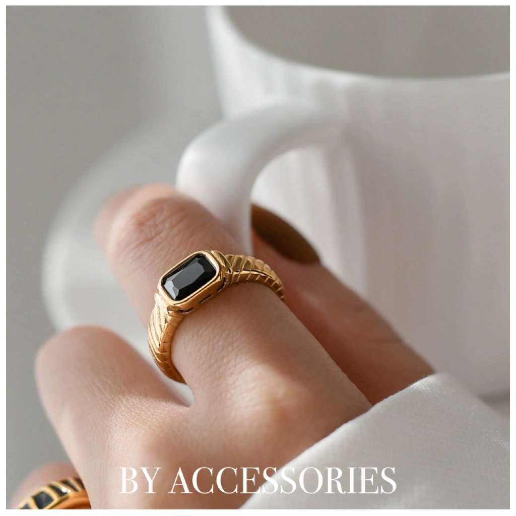 Nhẫn nam nữ unisex titan đá đen hình chữ nhật vát cạnh đa chiều mạ vàng khôn gỉ WR2539 BY ACCESSORIES
