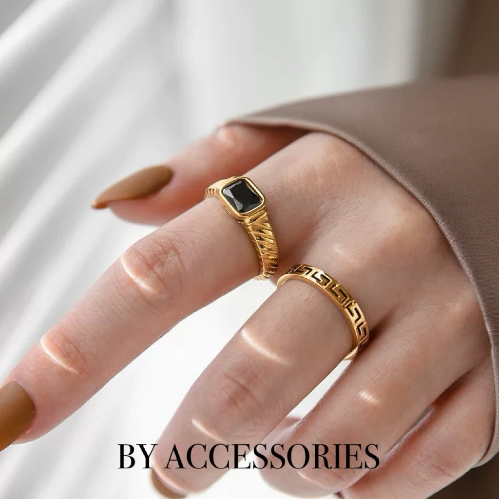Nhẫn nam nữ unisex titan đá đen hình chữ nhật vát cạnh đa chiều mạ vàng khôn gỉ WR2539 BY ACCESSORIES