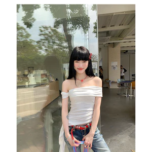 Áo lệch vai trắng nữ, kiểu crop top ôm eo, phong cách sexy & chic mùa hè