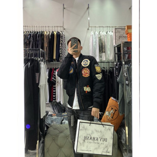 Áo Khoác Bomber Nam Phong Cách Phi Công – Áo Khoác Dù Nam Vá Logo Cá Tính, Giữ Ấm Tốt, Form Chuẩn Streetwear