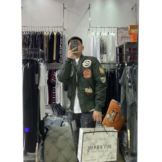 Áo Khoác Bomber Nam Phong Cách Phi Công – Áo Khoác Dù Nam Vá Logo Cá Tính, Giữ Ấm Tốt, Form Chuẩn Streetwear