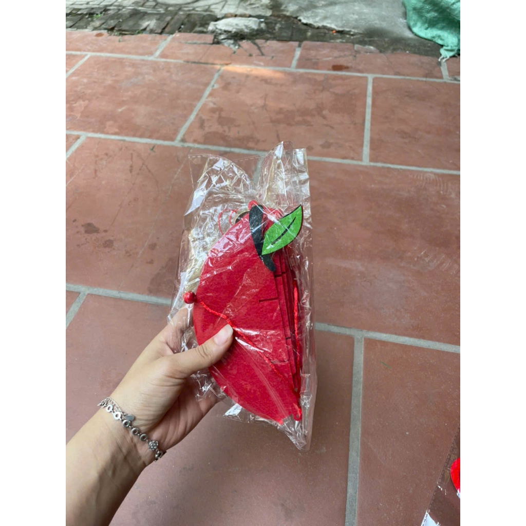 Quả Táo Vải Nỉ Đỏ 20cm Trang Trí Tết Đón Xuân Chất Liệu Giấy An Toàn Màu Đỏ Tươi Sáng Tạo Không Gian Ấm Cúng Và Vui Vẻ