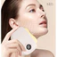 Guasha điện massage mạ đồng, thiết kế tích hợp cổng phun tinh dầu tiện lợi khi sử dụng.