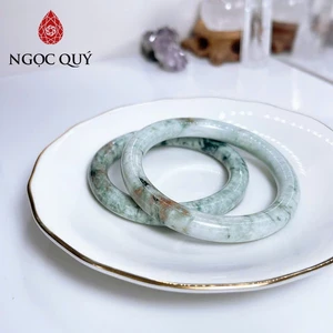 Vòng cẩm thạch A Myanmar - Ngọc phỉ thúy type A bản tròn và hẹ xanh táo hoa bay điểm huyết hoa ni 48-53 mm - Ngoc Quý