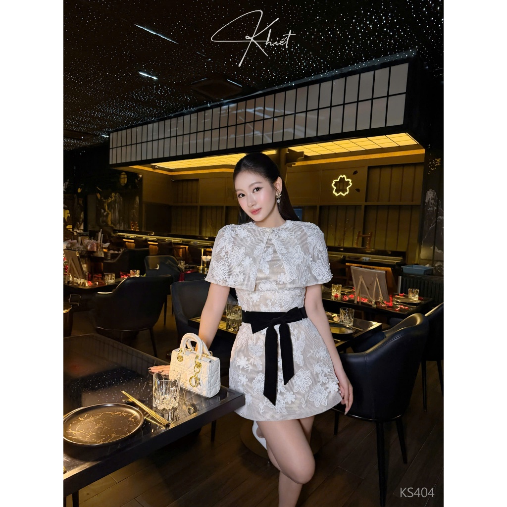 Set đầm ren hoa phối belt nơ nhung kèm áo choàng cape phong cách tiểu thư thanh lịch Khiết KS404