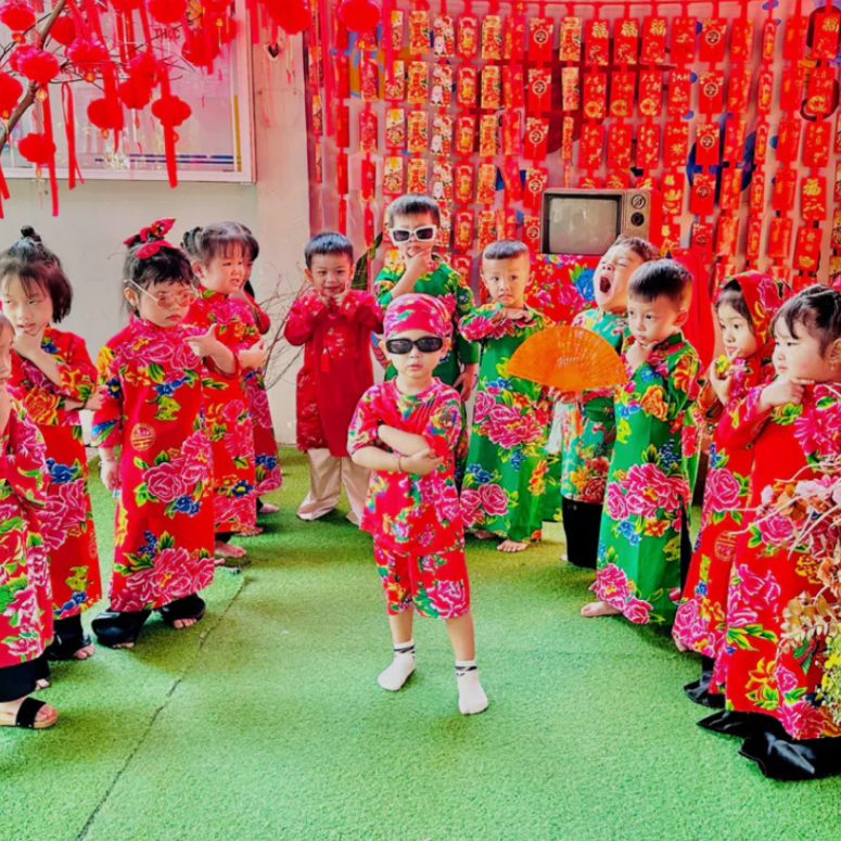 Bộ con công mặc cặp đôi nhóm nam nữ vải thun lạnh tay ngắn cổ tròn , Bộ chúc tết tất niên khăn trải bàn Kl1