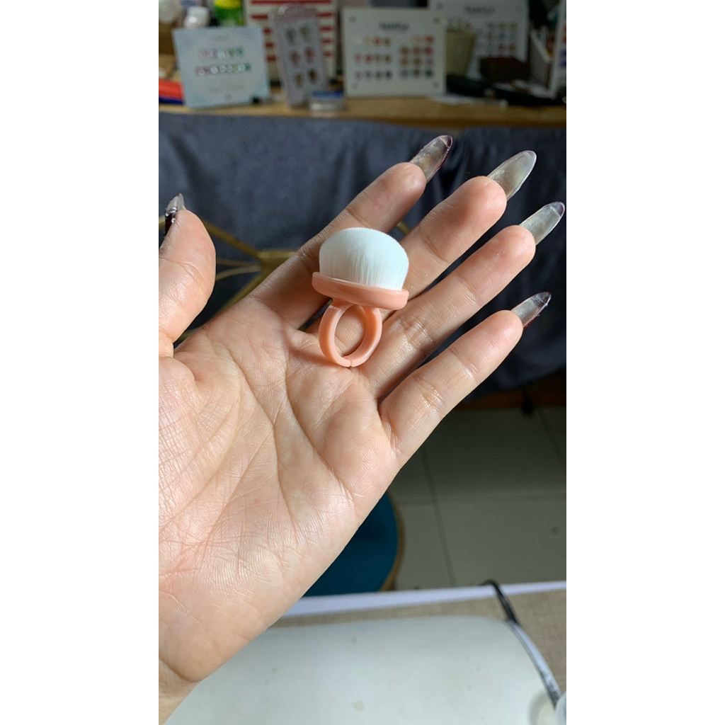 chổi phủi bụi hình nhẫn đeo tay tiện lợi, lông mềm - Linh Bùi