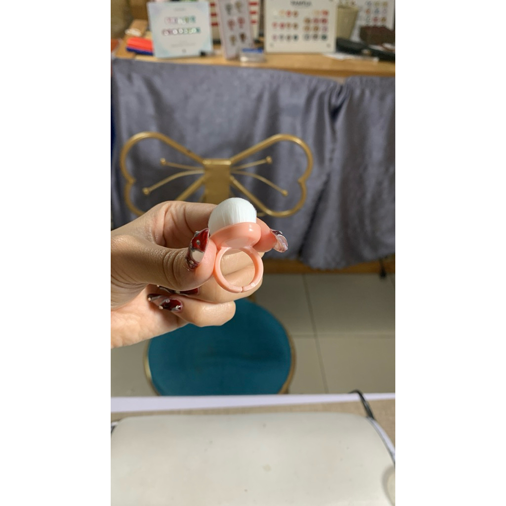 chổi phủi bụi hình nhẫn đeo tay tiện lợi, lông mềm - Linh Bùi
