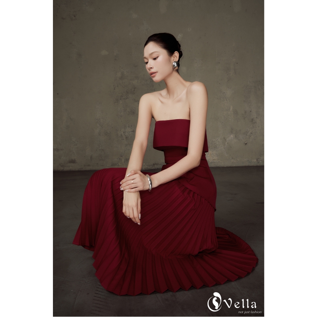 Set Váy Áo Đỏ Burgundy Dự Tiệc – Áo Peplum Cúp Ngực & Chân Váy Xếp Li Vella VA25088 VV25127