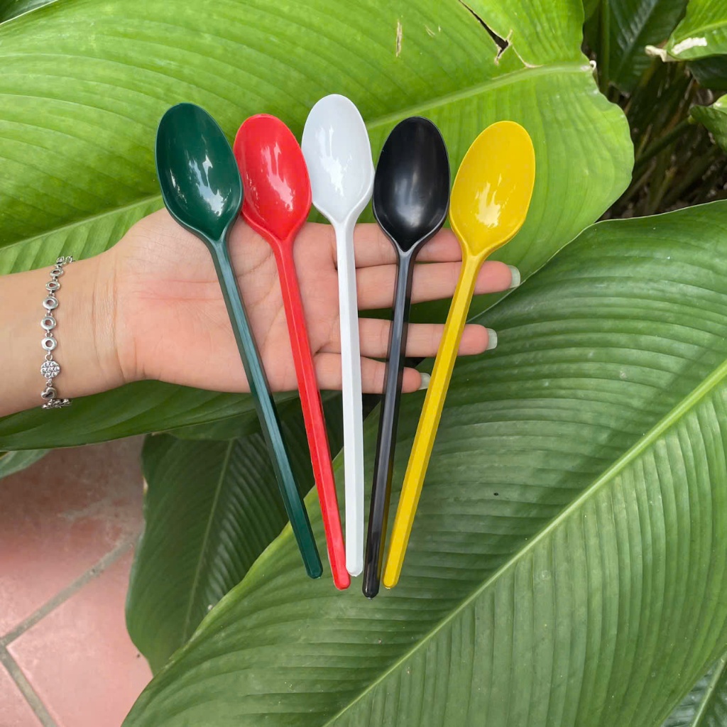 Gói 50 chiếc thìa nhựa cứng màu sắc dài 20cm dùng 1 lần cho quán trà chanh trà sữa chất liệu an toàn và bền đẹp