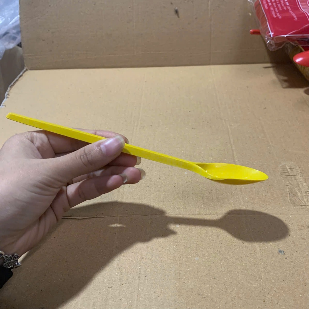 Gói 50 chiếc thìa nhựa cứng màu sắc dài 20cm dùng 1 lần cho quán trà chanh trà sữa chất liệu an toàn và bền đẹp