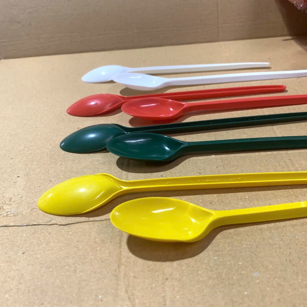 Gói 50 chiếc thìa nhựa cứng màu sắc dài 20cm dùng 1 lần cho quán trà chanh trà sữa chất liệu an toàn và bền đẹp