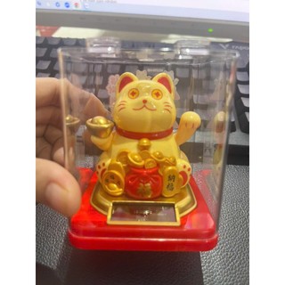 (Có Hộp Mika kèm) Mèo Thần Tài Vẫy Tay Mẫu Mới Tài Vận Phú Quý,mèo may mắn cao 8.1 cm sử dụng Năng Lượng Mặt Trời