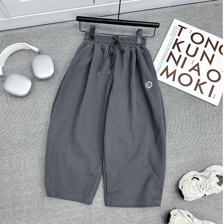 Quần nỉ cho bé trai IN KD, chất nỉ 2 DA, mềm mịn, không bai xù, DÁNG SUÔNG, NHÚM 2 BÊN, FORM RỘNG, Size từ 20-60kg